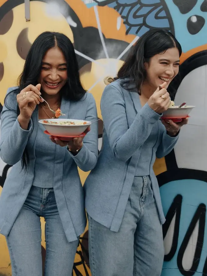 Happy Salma dan Dian Sastrowardoyo Foto Depan Gerobak Soto. [@happysalma]