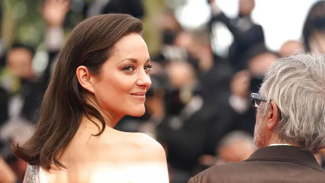 Marion Cotillard di pembukaan Festival Film Cannes 2021. (AP Photo/Brynn Anderson)
