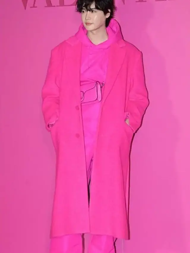 Lee Jong Suk Tetap Tampan Meski Kenakan Outfit Full Pink Seharga Rp160jutaan