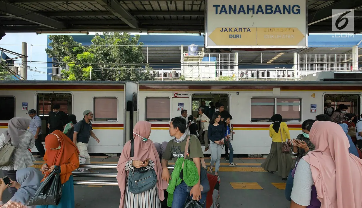 Calon penumpang menunggu kereta di Stasiun Tanah Abang, Jakarta, Kamis (23/5/2019). PT Kereta Commuter Indonesia mengumumkan bahwa Stasiun Tanah Abang kembali dibuka dan beroperasi setelah sempat ditutup akibat kerusuhan 22 Mei 2019 di sekitar Gedung Bawaslu. (Liputan6.com/Herman Zakharia)