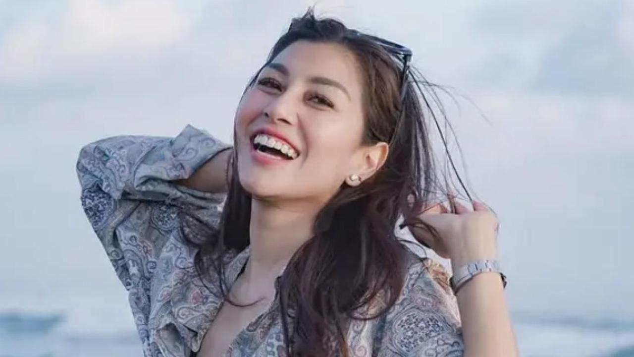 5 Inspirasi Gaya Outfit Nisya Ahmad saat Liburan di Pantai Bareng Keluarga, Stylish Tapi Anti Ribet