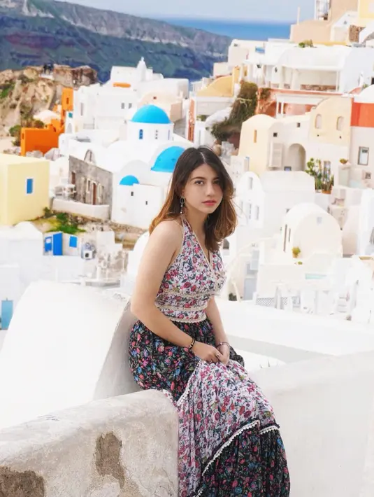 Jenis dress Helter nampaknya memang menjadi andalan pemain sinetron 'Anak Langit' ini. Helter dress floral menjadi pilihan tetap mantan Randy Martin saat berlibur ke Santorini. Tetap tampil cantik tanpa gaya yang aneh-aneh.  (Liputan6.com/IG/@cassandraslee)