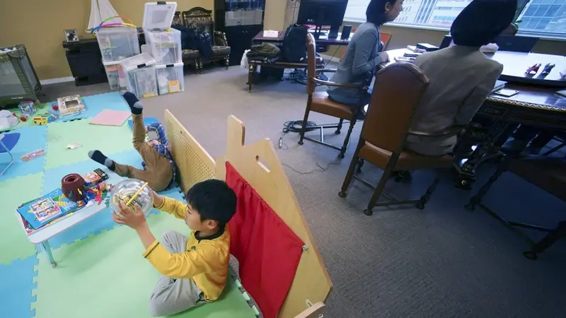 Ibu-ibu di Jepang membawa anaknya yang sementara tidak bersekolah, ke tempat kerja mereka.