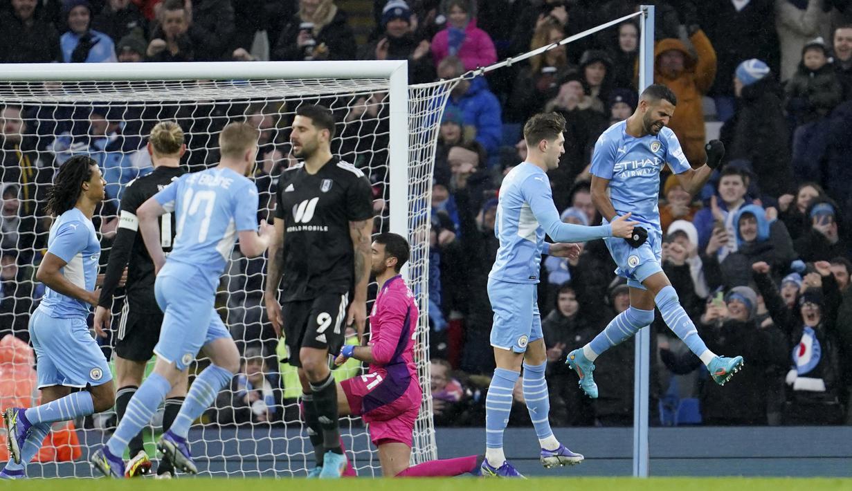 Eksekusi yang dilakukan Riyad Mahrez (kanan) berjalan mulus. Manchester City pun unggul 3-1. (AP/Jon Super)