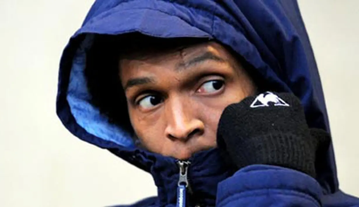 Manchester City's forward J&ocirc; sits on the substitutes bench before the English Premier league match against Bolton Wanderers at Reebok Stadium in Bolton, on November 2, 2008. AFP PHOTO/ANDREW YATES