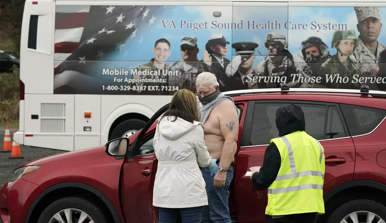 Richard Linn, veteran Angkatan Laut AS yang bertugas di Vietnam, menerima vaksin Covid-19 Pfizer di klinik vaksinasi keliling Sistem Perawatan Kesehatan Puget Sound VA di Shelton, Kamis (4/3/2021). Veteran segala usia bisa mendapatkan vaksin di klinik Puget Sound VA.  (AP Photo/Ted S. Warren)