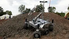 Sebuah robot saat beraksi di jalanan berbatu saat kompetisi internasional Mars robot yang berlangsung di Regional Sains – Technology, Polandia, (5/9/2015). 40 tim dari dua belas negara mengikuti perlombaan ini. (REUTERS/Pawel Malecki/Agencja Gazeta)