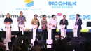 Direktur Utama SCM, Sutanto Hartono (kanan) saat di atas panggung untuk menerima simbolis perpanjangan kerja sama antara SCM dengan PSSI dilakukan dalam PSSI Partner Summit 2024 di Hotel Park Hyatt, Jakarta Pusat, pada Senin (16/12/2024). (Bola.com/Abdul Aziz)