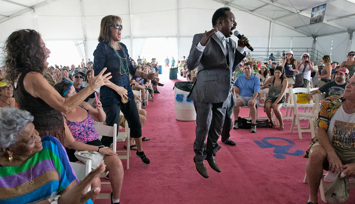 Leo Jackson dan Melody Clouds saat menghibur penonton di New Orleans Jazz and Heritage Festival di Fair Grounds di New Orleans, AS (25/4). ( (Ted Jackson / NOLA.com Times-Picayune via AP)