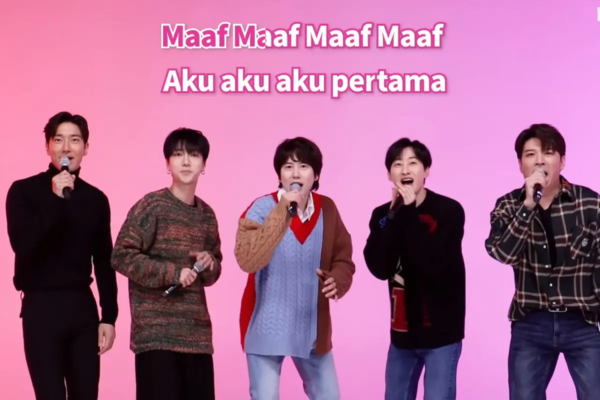 Super Junior menyanyikan lagu versi bahasa Indonesia. (Tangkapan layar YouTube/ Tokopedia)