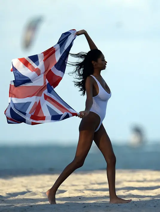 Model seksi Jayde Pierce saat membentangkan bendera Inggris saat sesi pemotretan di pantai Miami, Florida. Jayde Pierce seorang model cantik asal Inggris yang juga dikenal sebagai beauty blogger dan bintang Youtube. (Dailymail)