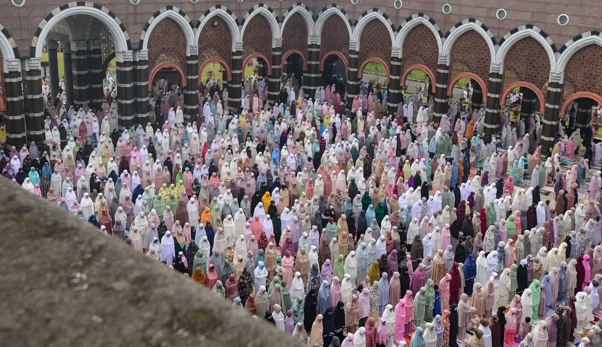 Sebelumnya, Pemerintah Indonesia melalui Kementerian Agama menetapkan 1 Syawal 1444 Hijriah jatuh pada Sabtu 21 Maret 2026. Tampak dalam foto, ribuan umat Islam ketika melaksanakan salat Idul Fitri 1447 Hijriah di Mesjid Kubah Emas, Depok, Jawa Barat, Sabtu (21/3/2026). (merdeka.com/Arie Basuki)