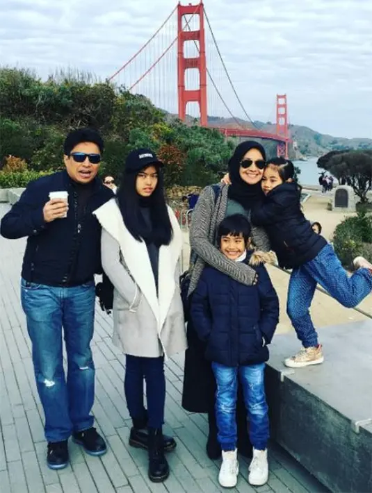 Hubungan keduanya makin inten. Lain kesempatan Ramzy mengajak bintang sitkom Kejar Kusnadi itu untuk makan bersama. Alya menyanggupi dengan mengajak putrinya, Namira Adjani Ramadina. (dok. Pribadi)