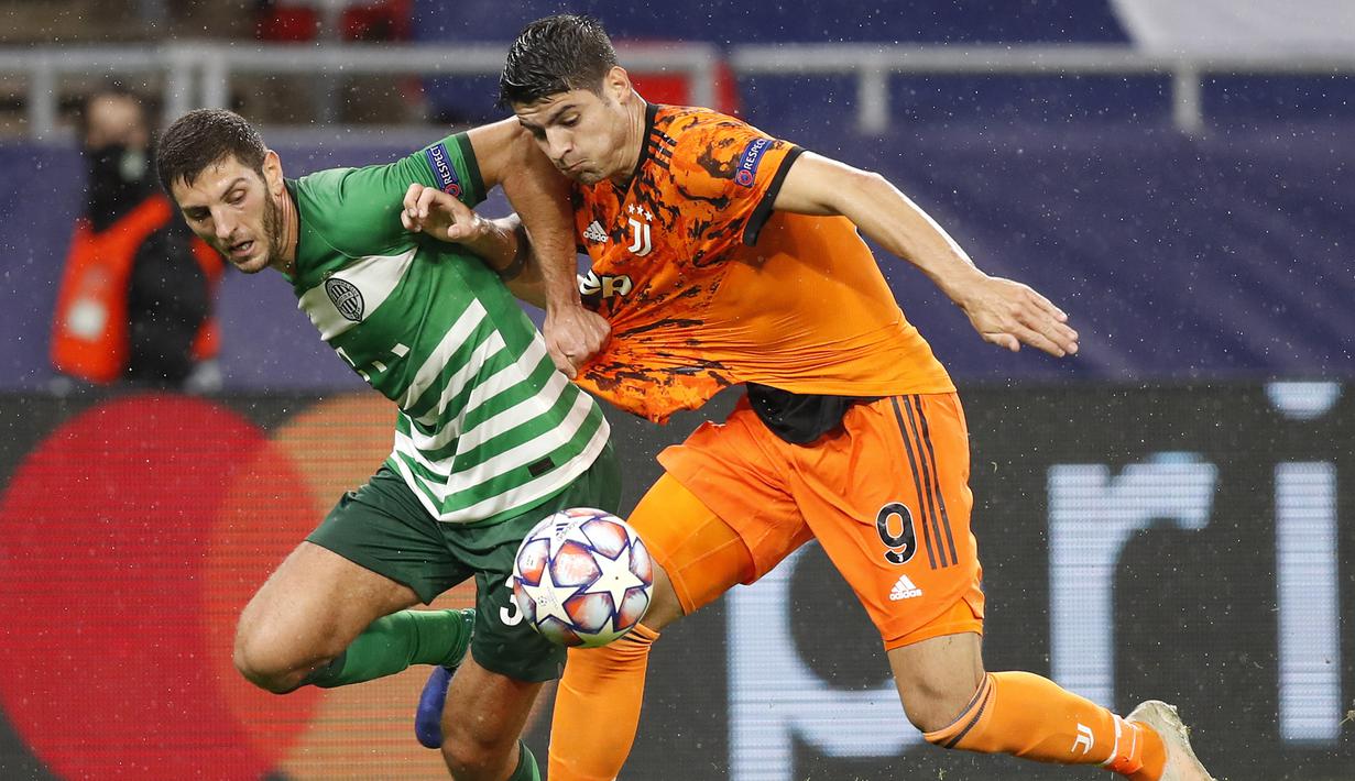 Penyerang Juventus, Alvaro Morata, berebut bola dengan bek Ferencvaros, Lasha Dvali, pada laga lanjutan Liga Champions 2020/2021 di Puskas Arena, Kamis (5/11/2020) dini hari WIB. Juventus menang 4-1 atas Ferencvaros. (AP Photo/Laszlo Balogh)