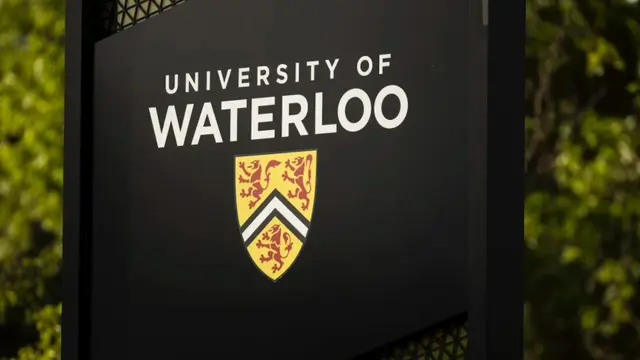 Lambang University of Waterloo yang berdiri di Ontario, pada hari Rabu.