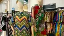 Dress bermotif etnik dengan warna-warna cerah ini menghadirkan nuansa playful, cocok untuk tampil stand out di berbagai kesempatan. (foto: instagram.com/djenggala.batik)
