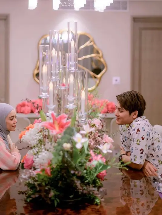 Penampilan keduanya kala merayakan anniversary juga tak luput dari perhatian. Lesti dan Rizky kompak pakai outfit penuh warna. (Instagram/askar_photography/lestykejora).