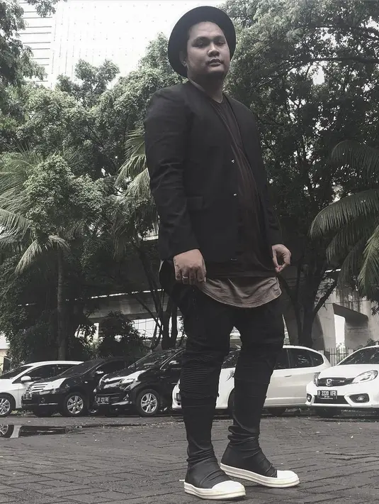 "Dari dulu susah bgt dapet waktu buat ikut kajian beliau.. alhamdulillah bisa ketemu n denger kajian beliau langsung 🙏🏼🙏🏼🙏🏼 #ngaji #myfriendstojannah," tulis Virgoun dalam unggahan Instagramnya. (Instagram/virgoun_)