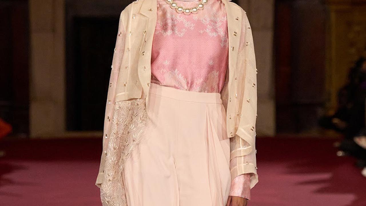 10 Potret Koleksi Orva dari KAMI di London Fashion Week, Bergaya London Chic dengan Sentuhan Indonesia