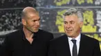 File foto diambil pada 26 Juni 2013 Pelatih baru Real Madrid Italia Carlo Ancelotti (kanan) berpose dengan direktur sepak bola Real Madrid Zinedine Zidane selama presentasinya di stadion Santiago Bernabeu, di Madrid. Ancelotti resmi kembali ke Real Madrid. (AFP/Dominique Faget)