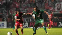 Bek PSS, Jajang Sukmara (kanan), menempel ketat pergerakan pemain Persija, Riko Simanjuntak, dalam laga Piala Presiden 2019 di Stadion Maguwoharjo, Sleman, Jumat (15/3/2019). (Bola.com/Vincentius Atmaja)