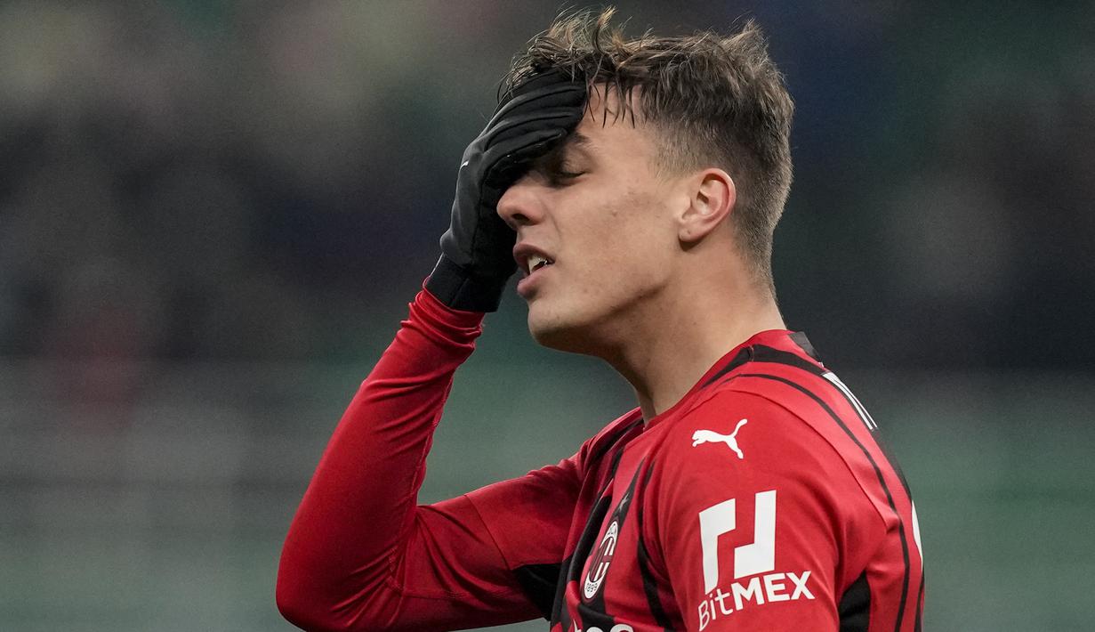 AC Milan lebih dahulu memperoleh peluang di awal babak pertama melalui Daniel Maldini. Tendangannya dari dalam kotak penalti masih mampu diblok pemain Genoa. (AP/Antonio Calanni)