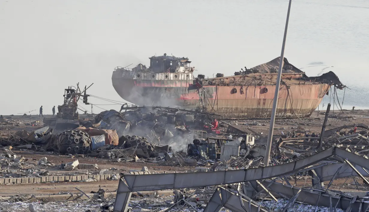 Sebuah kapal besar yang hancur setelah ledakan besar di pelabuhan Kota Beirut, Lebanon (5/8/2020). Kuatnya ledakan di Beirut sampai kapal tersebut terangkat ke Daratan dan hancur. (AFP Photo/Anwar Amro)