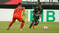 Irfan Jaya mencetak gol saat Persebaya melawan Borneo FC, Jumat (11/5/2018). (Bola.com/Aditya Wany)