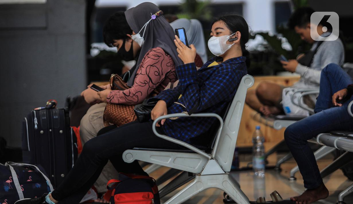 Calon penumpang menunggu keberangkatan di stasiun kereta Pasar Senen, Jakarta, Senin (20/12/2021). Tiket yang terjual tersebut masih di bawah 30% dari total kapasitas yang KAI sediakan. (Liputan6.com/Johan Tallo)