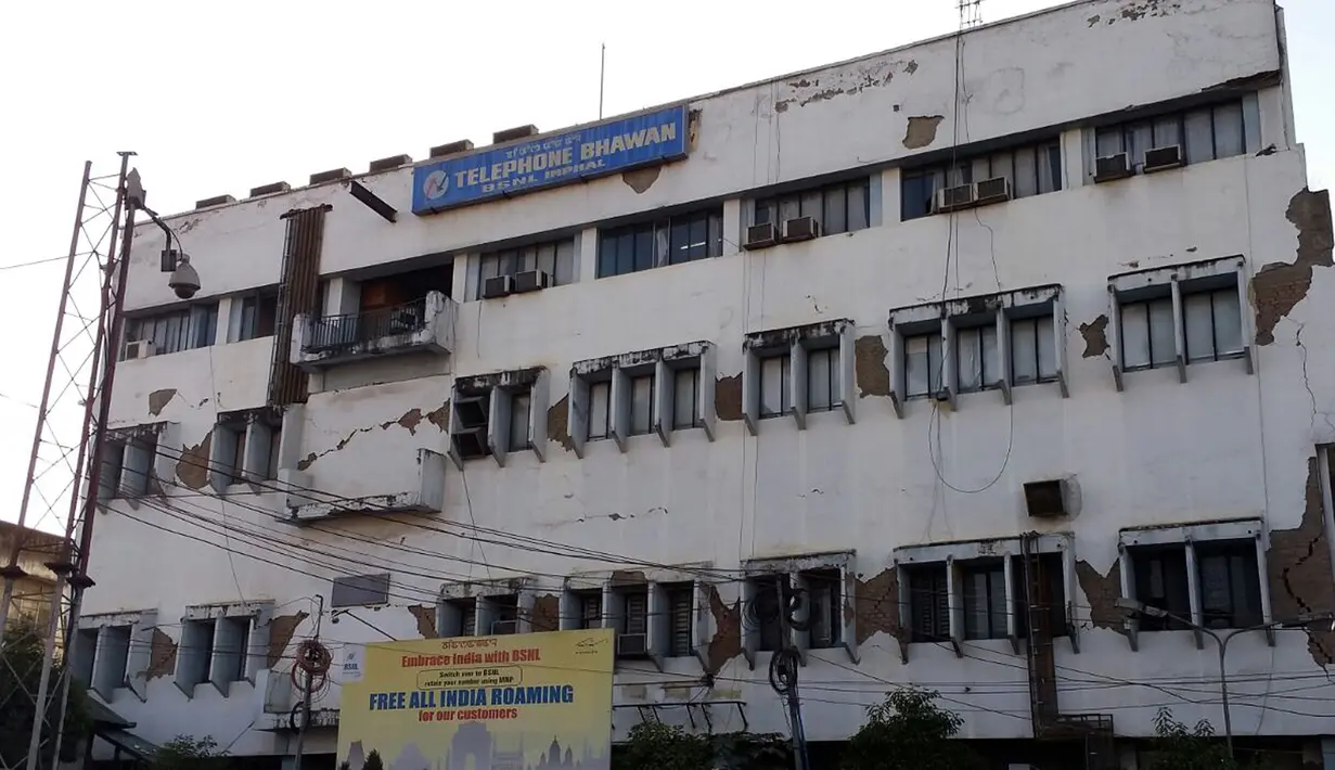 Sebuah gedung di Imphal tampak mengalami keretakan di beberapa bagian akibat gempa bumi 6,7 SR yang mengguncang timur laut India, Senin (4/1). Delapan orang tewas sementara lebih dari 100 orang menderita luka-luka akibat gempa. (AFP PHOTO/STR)