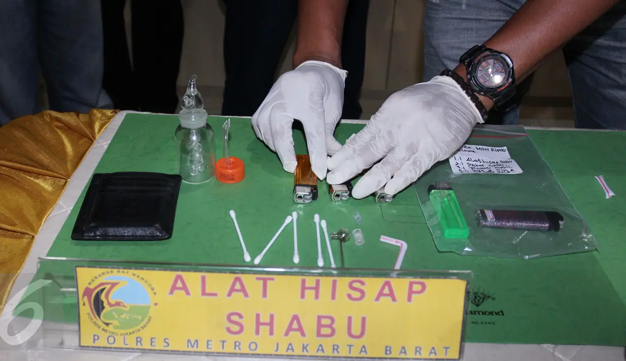 Barang bukti alat hisap sabu, 0,7 gram sabu, korek api, dompet saat gelar barang bukti penangkapan pedangdut Ridho Rhoma di Mapolres Jakarta Barat, Sabtu (25/03). Penangkapan dilakukan oleh Sat Narkoba Polres Jakarta Barat. (Liputan6.com/Herman Zakharia)