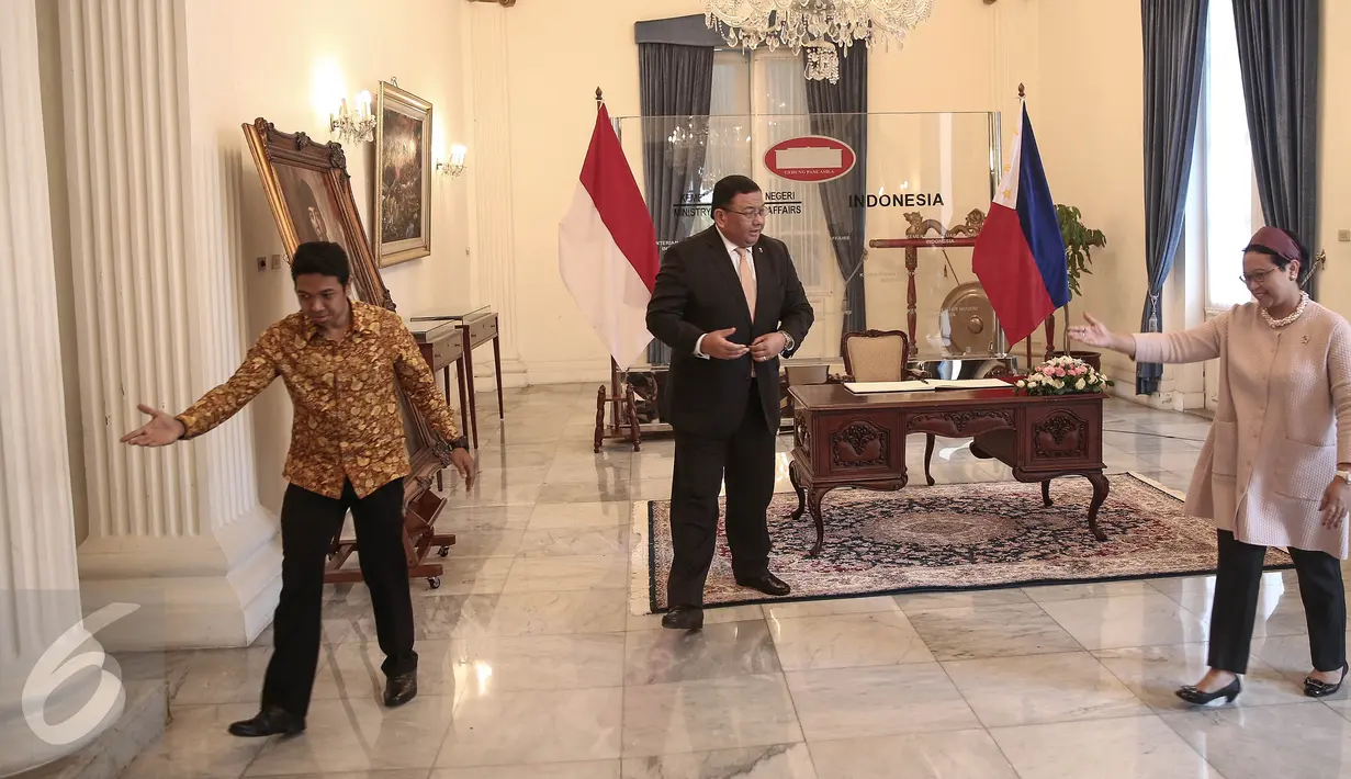 Menlu RI Retno Marsudi dan Menlu Filipina Jose Rene D. Almendras bersiap menuju ruang pertemuan di Kemenlu, Jakarta, Rabu (4/5). Pertemuan tertutup itu membahas pembentukan patroli gabungan untuk keselamatan maritim (Liputan6.com/Faizal Fanani)