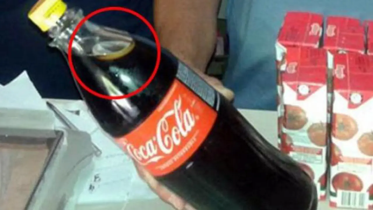 Kondom Kuning Mengambang di Minuman Soda