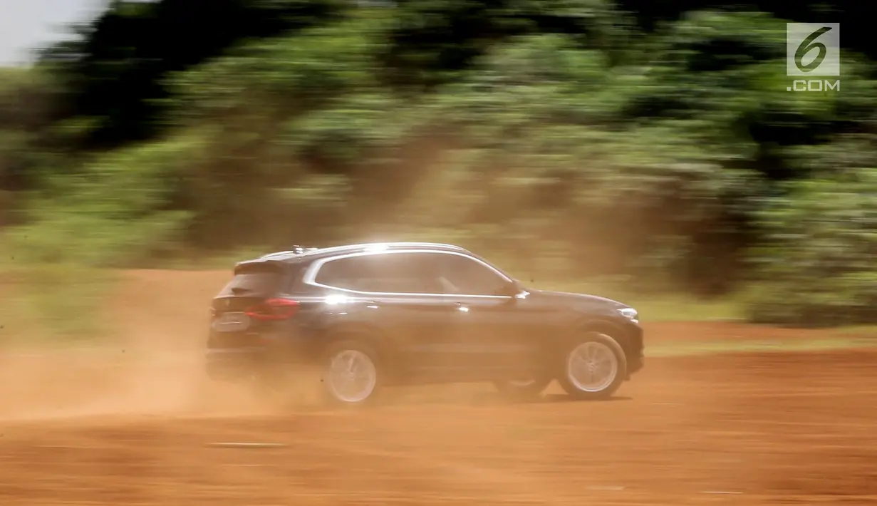 BMW X3 sDrive20i terbaru saat melintasi rintangan medan test drive di Kawasan BSD, Tangerang Selatan, Banten, Rabu (20/3). Seri BMW X3 sDrive20i nyaman untuk berkeluarga serta irit bahan bakar. (merdeka.com/Dwi Narwoko)