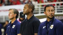 Pelatih kepala Timnas Indonesia, Patrick Kluivert, bersama asisten pelatih Alex Pastoor (kiri) dan Denny Landzaat (kanan) saat laga FIFA Matchday melawan Chinese Taipei di Stadion Gelora Bung Tomo (GBT), Surabaya, Jumat (05/09/2025). (Bola.com/Abdul Aziz)
