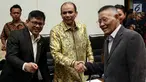 Pakar Hukum Pidana Romli Atmasasmita bersalaman dengan Wakil ketua Pansus Hak Angket KPK Dossy Iskandar saat memenuhi undangan Panitia Khusus (Pansus) Hak Angket KPK DPR RI di Senayan, Jakarta (11/7). (Liputan6.com/Johan Tallo)