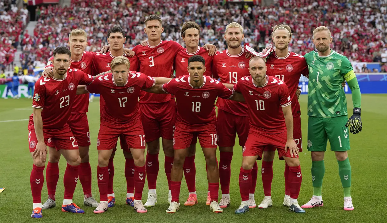 Para pemain starting XI Timnas Denmark berfoto bersama jelang dimulainya laga Grup C Euro 2024 menghadapi Timnas Slovenia di MHPArena, Stuttgart, Jerman, Minggu (16/6/2024). (AP Photo/Antonio Calanni)