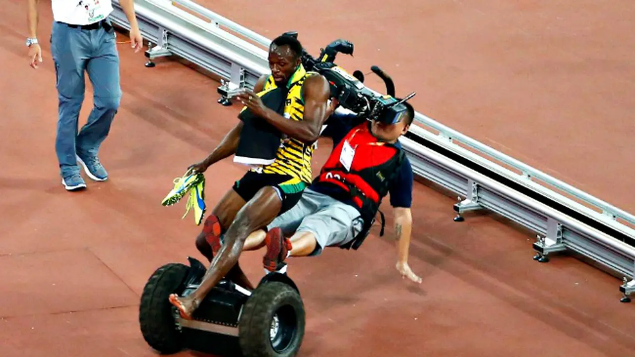 Usain Bolt tertabrak. (USA Today)