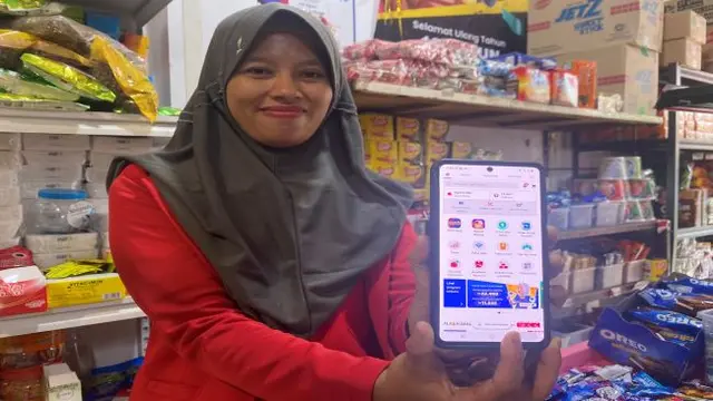 Setelah bergabung bersama Mitra Bukalapak, pendapatan warung Juragan Tia meningkat hingga 3x lipat daripada sebelumnya. (Foto: Bukalapak)