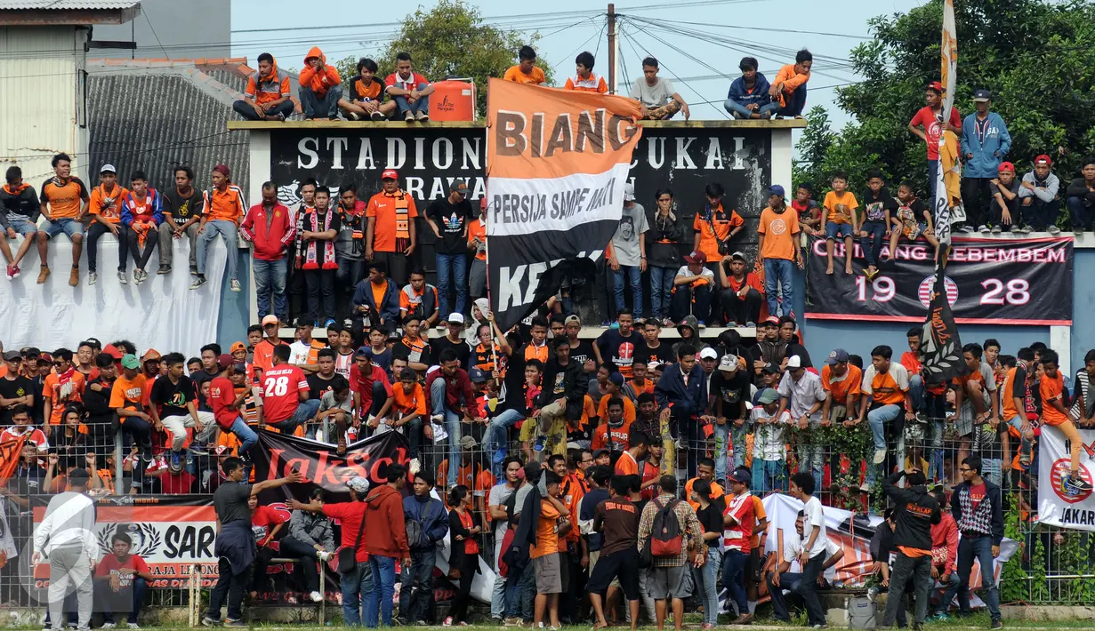 Suporter tim Macan Kemayoran berdesakan memadati Stadion Bea Cukai Rawamangun Jakarta untuk menyaksikan laga uji coba antara Persija melawan Barito Putera, Selasa (5/4/2016). Laga uji coba berakhir imbang 2-2. (Liputan6.com/Helmi Fithriansyah)