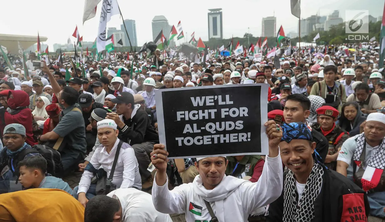 Ribuan peserta menghadiri Aksi Bela Palestina di kawasan silang Monas, Jakarta, Minggu (17/12). Aksi ini dilakukan untuk menentang keras pengakuan sepihak Presiden AS Donald Trump atas Yerusalem sebagai ibu kota Israel. (Liputan6.com/Faizal Fanani)