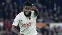 Franck Kessie - Tampil apik di lini tengah AC Milan membuat mantan pemain Atalanta ini menuntut kenaikan gaji. Jika manajemen Rossoneri tak mau menyanggupinya maka kemungkinan Kessie tak akan memperpanjang masa bakti dan akan pindah secara gratis. (AFP/Filippo Monteforte)