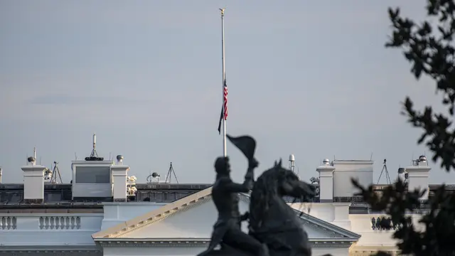 FOTO: Amerika Serikat Kibarkan Bendera Setengah Tiang