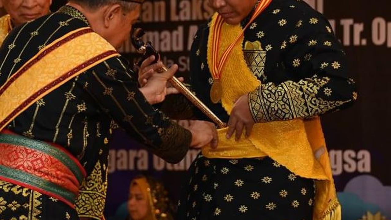 Kasal dan istri lantas mengenakan pakaian adat menandakan resmi menyandang gelar tersebut.&nbsp;