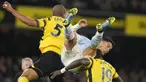 Pemain Manchester United Cristiano Ronaldo (tengah) berduel memperebutkan bola dengan pemain Watford William Troost-Ekong (kiri) dan Moussa Sissoko pada pertandingan sepak bola Liga Inggris di Vicarage Road, Watford, Inggris, 20 November, 2021. Watford menang 4-1. (AP Photo/Frank Augstein)