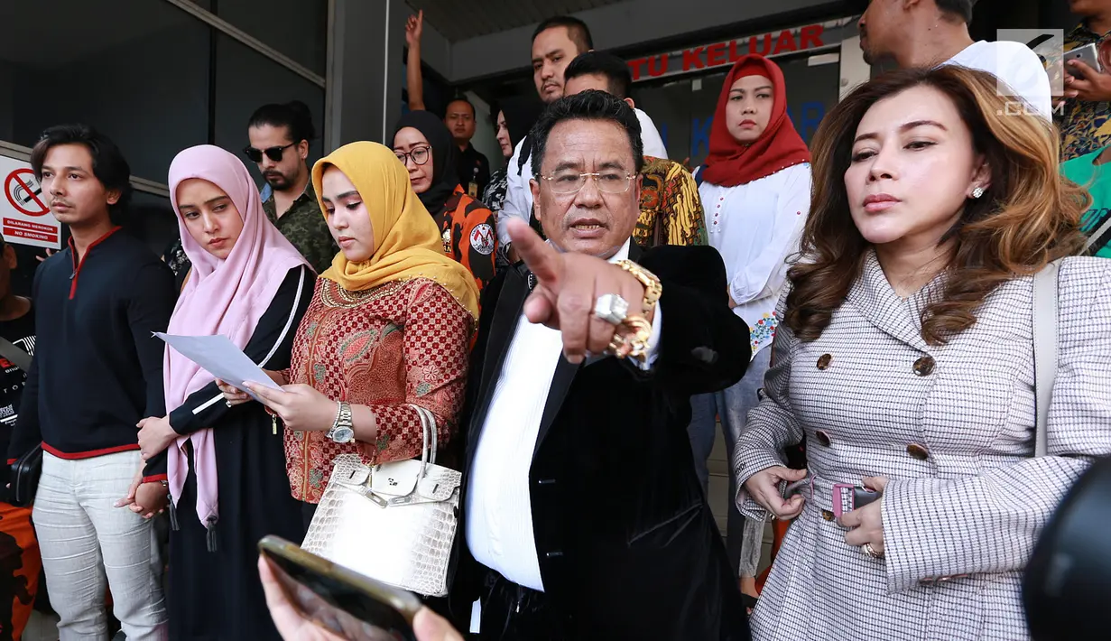 Fairuz A Rafiq didampingi suami Sonny Septian dan pengacara Hotman Paris saat memberikan keterangan pers di Polda Metro Jaya, Jakarta Selatan, Senin (1/7/2019). Fairuz melaporkan Galih Ginanjar dengan pasal pencemaran nama baik yang membongkar masa lalu pernikahan mereka. (Fimela.com/Deki Prayoga)