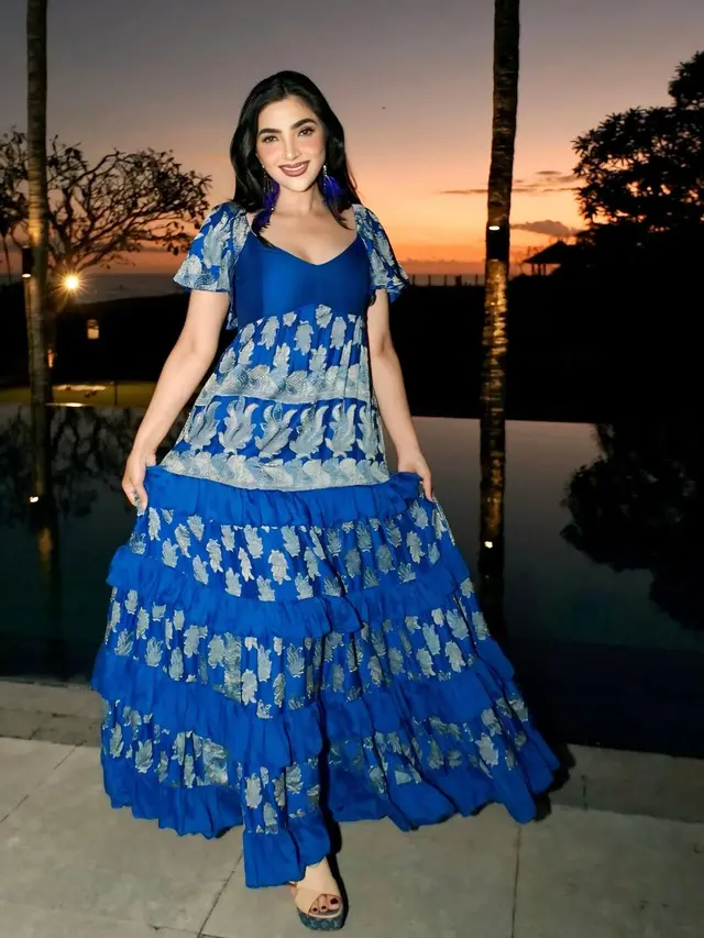 Gaya Seragam Biru Bermotif Keluarga Ashanty
