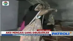 Tim kepolisian bubarkan warga pengais uang teceh di Jembatan Kali Sewo, Subang, lantaran dianggap mengganggu kelancaran arus mudik.