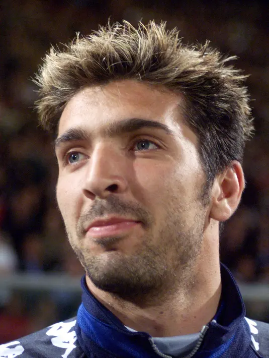 Buffon, Kiper legendaris Italia ini dilaporkan akan memutus kontrak bersama Parma dan memutuskan pensiun dari sepak bola di usia 45 tahun. (AFP/Gabriel Bouys)