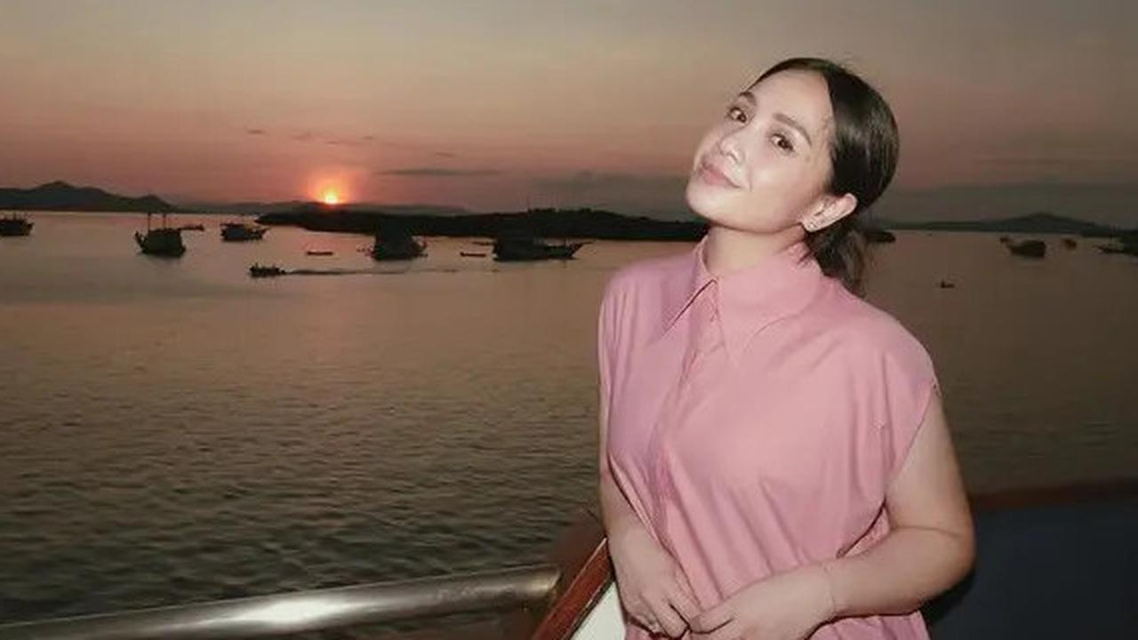 Cantik Natural Nagita Slavina Tampil Tanpa Riasan saat Liburan di Labuan Bajo, Tak Kalah Indah dari Pemandangan Alamnya
